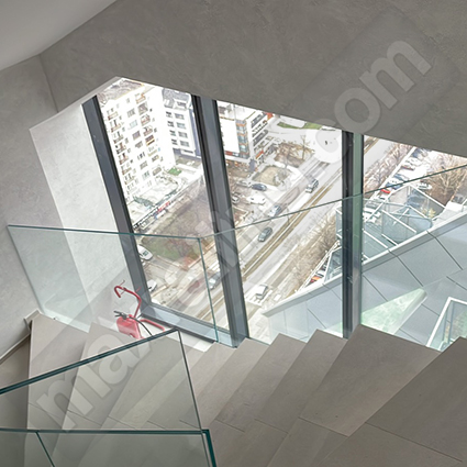 Стъклен парапет по стълби с дистанционер